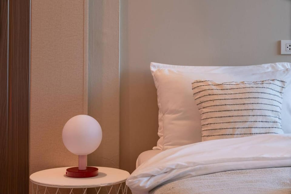King Room + Fast Wi-Fi • Ekkamai BTS Nearby Apartment in Bangkok