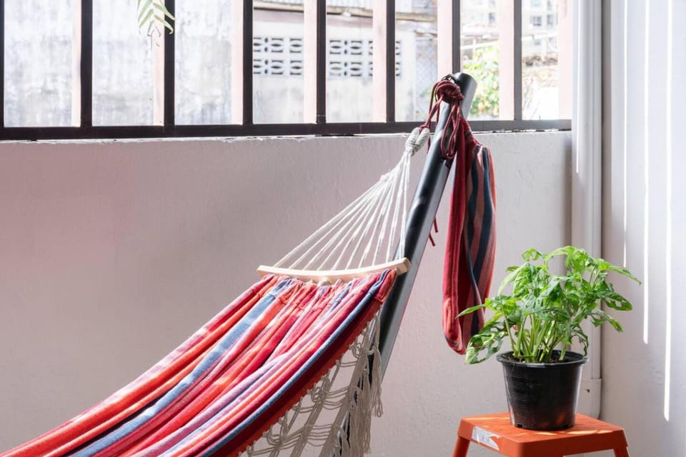 King Room + Fast Wi-Fi • Ekkamai BTS Nearby Apartment in Bangkok