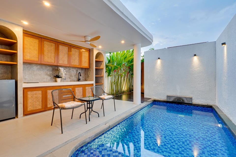 Kitchen or kitchenette, Dining area, Pool view, Swimming pool