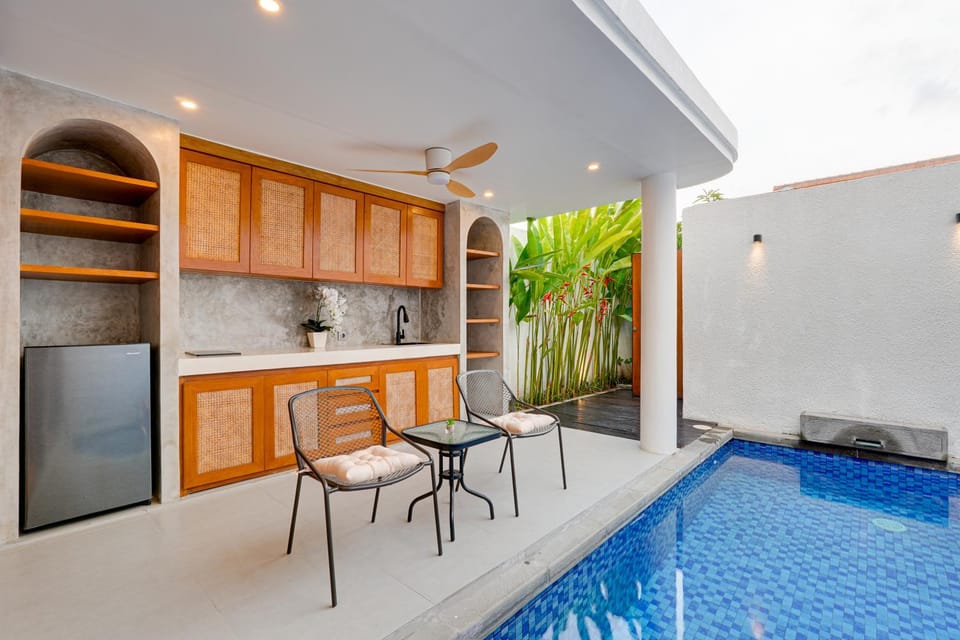 Kitchen or kitchenette, Dining area, Pool view, Swimming pool
