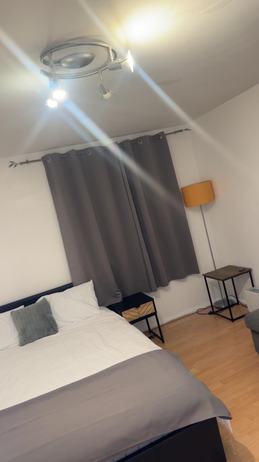 Maya-Ama Cosy 2 Bedroom Flat Near Lakeside Shopping Centre And Grays Apartment in Grays