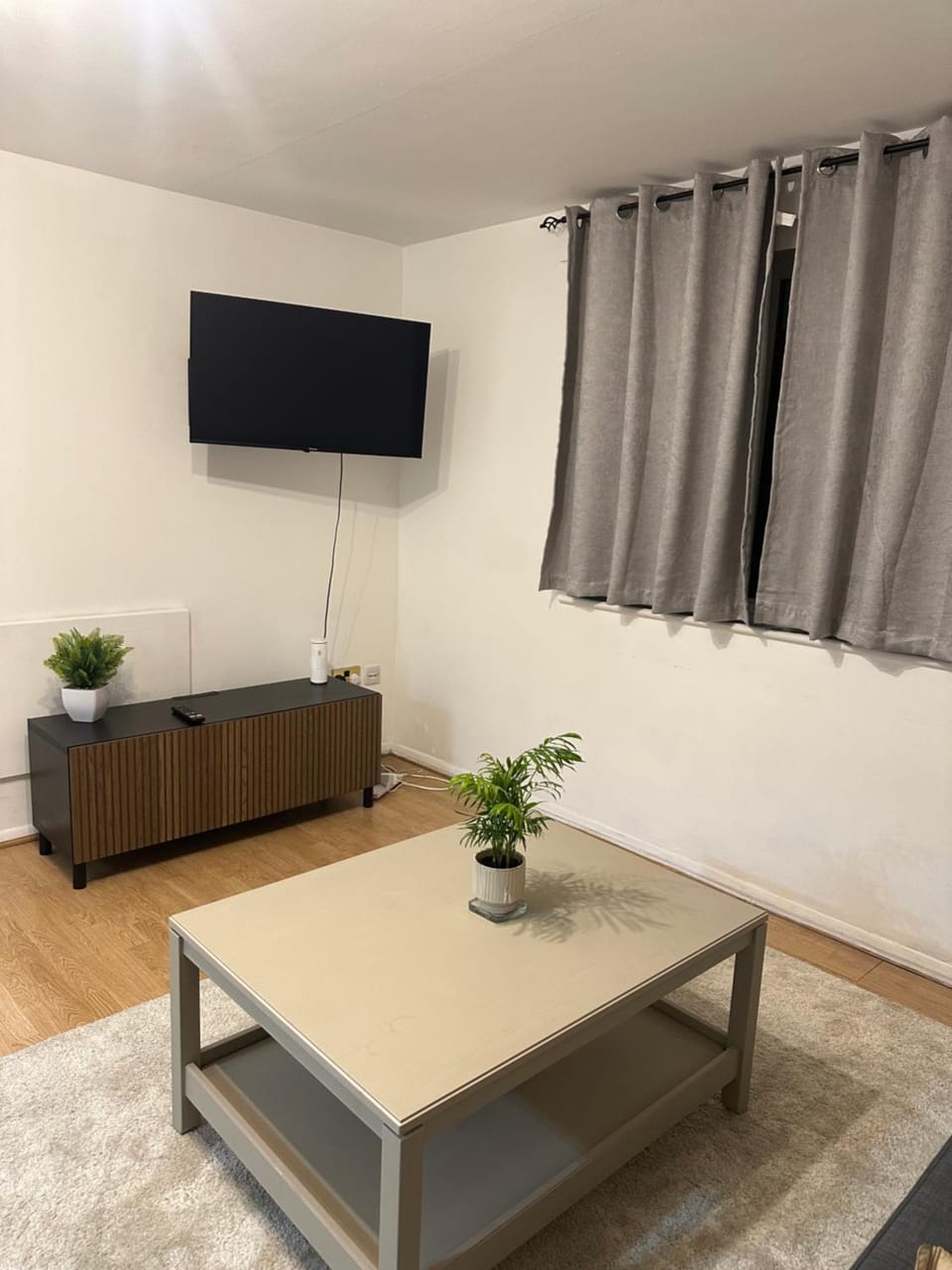 Maya-Ama Cosy 2 Bedroom Flat Near Lakeside Shopping Centre And Grays Apartment in Grays