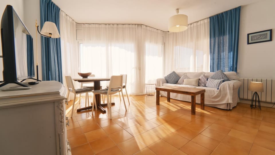 Seahomes Vacations - Amazing Seafront Apt & PKG Apartment in Blanes