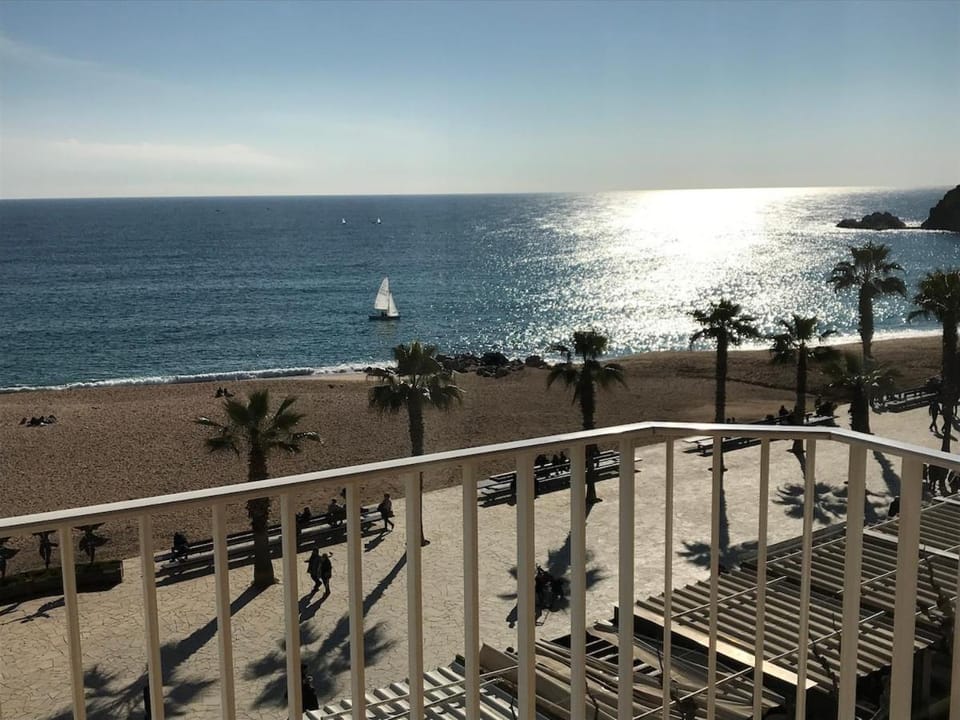 Seahomes Vacations - Amazing Seafront Apt & PKG Apartment in Blanes