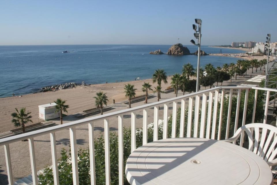 Seahomes Vacations - Amazing Seafront Apt & PKG Apartment in Blanes