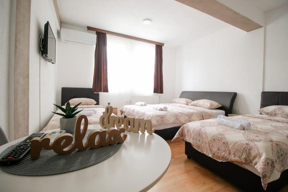 Bed, TV and multimedia, Photo of the whole room, Bedroom, towels, air conditioner