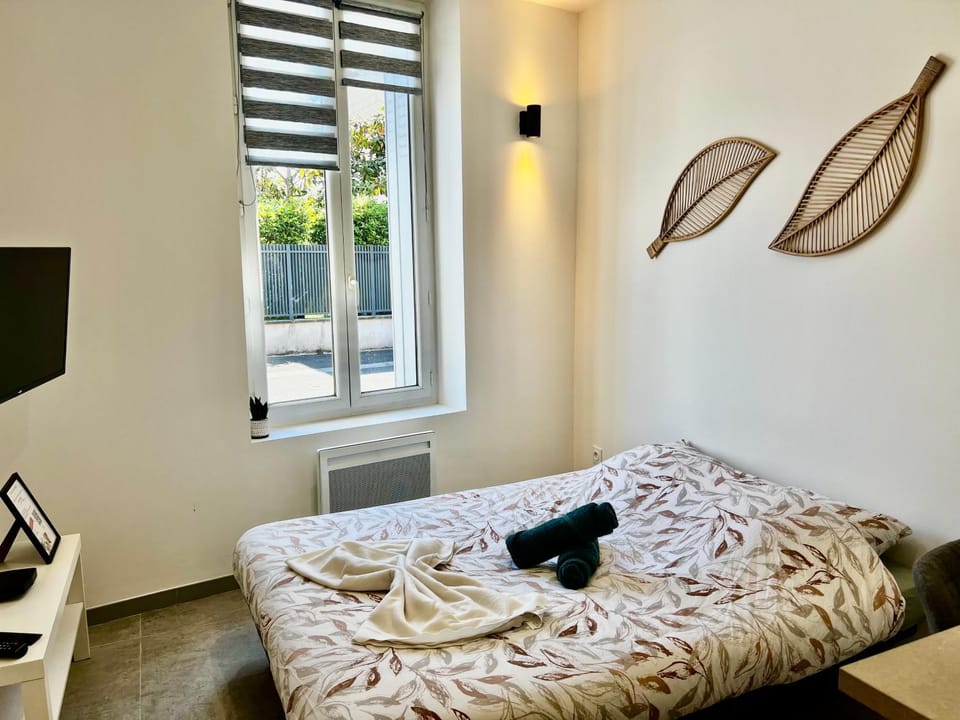 Bed, TV and multimedia, Photo of the whole room, Bedroom, towels
