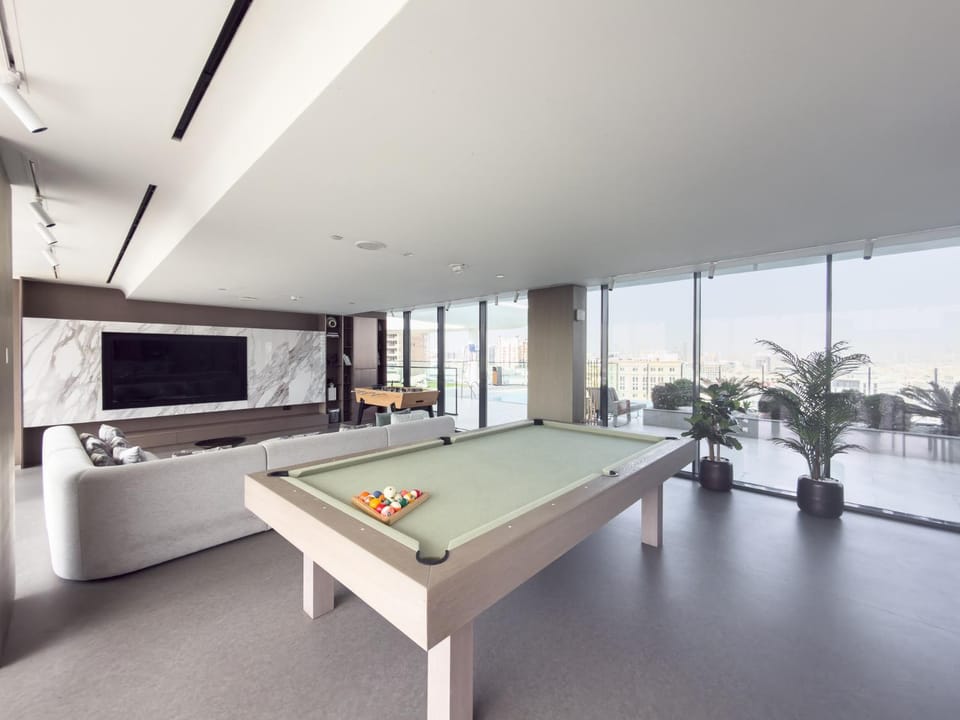 Chic Pool-View Studio Oxford Gardens by Czechin Apartment in Dubai
