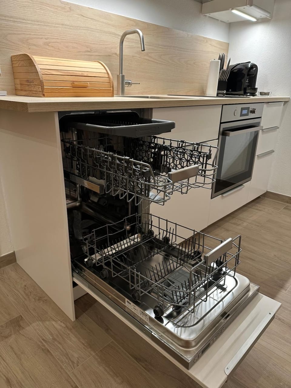 Kitchen or kitchenette, dishwasher