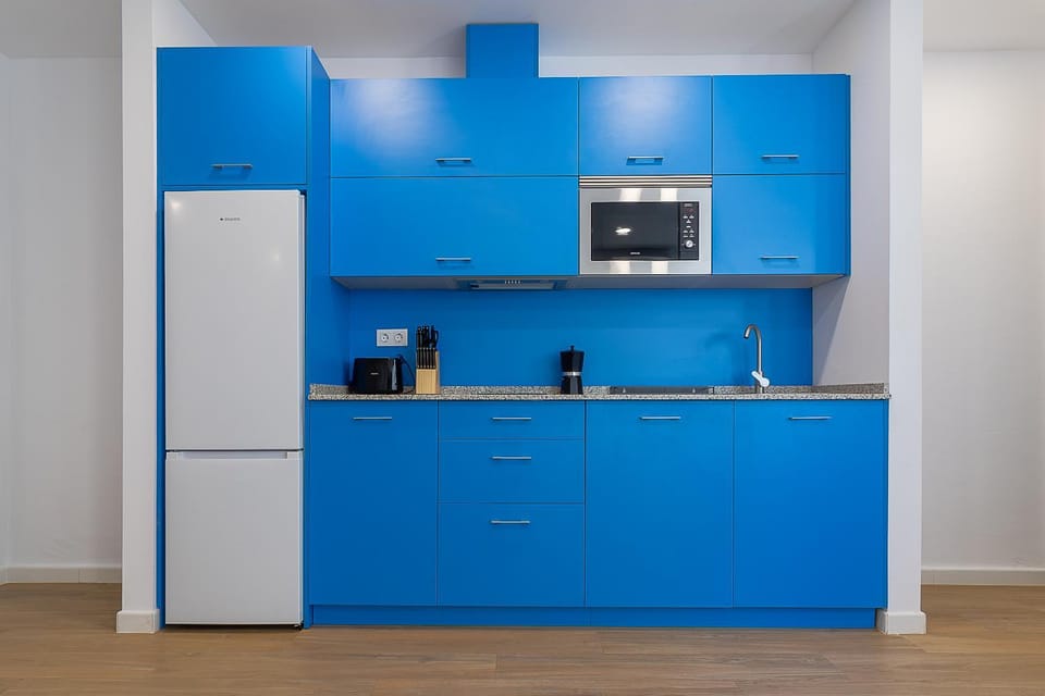 Coffee/tea facilities, Kitchen or kitchenette, oven, stove, toaster
