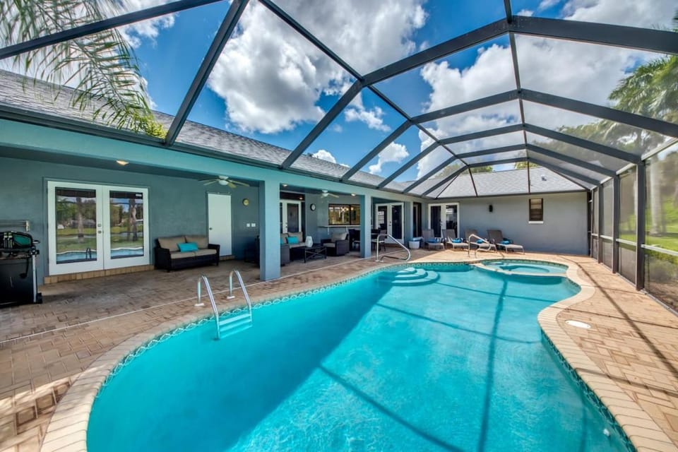 CoralVilla Journey - large pool & spa, garden, quiet area House in Lochmoor Waterway