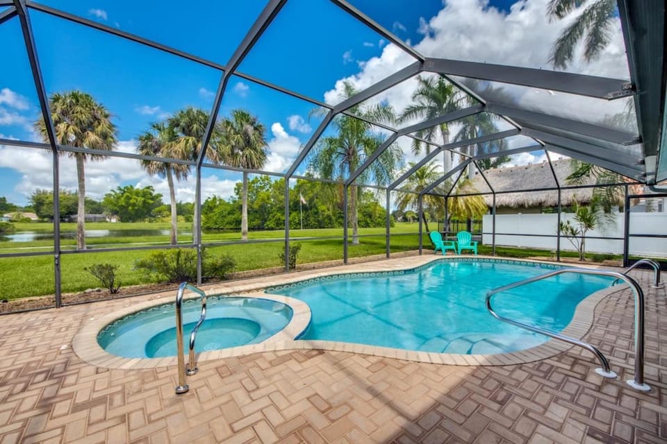 CoralVilla Journey - large pool & spa, garden, quiet area House in Lochmoor Waterway