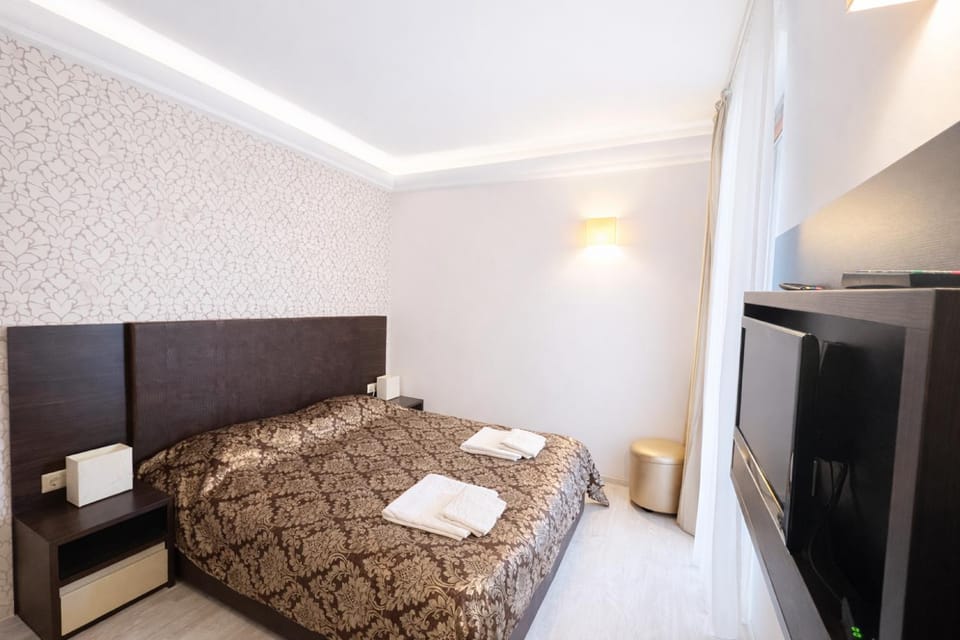 Bed, TV and multimedia, Bedroom, towels