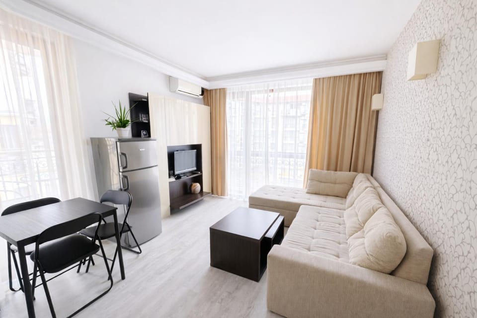 TV and multimedia, Living room, Dining area, air conditioner