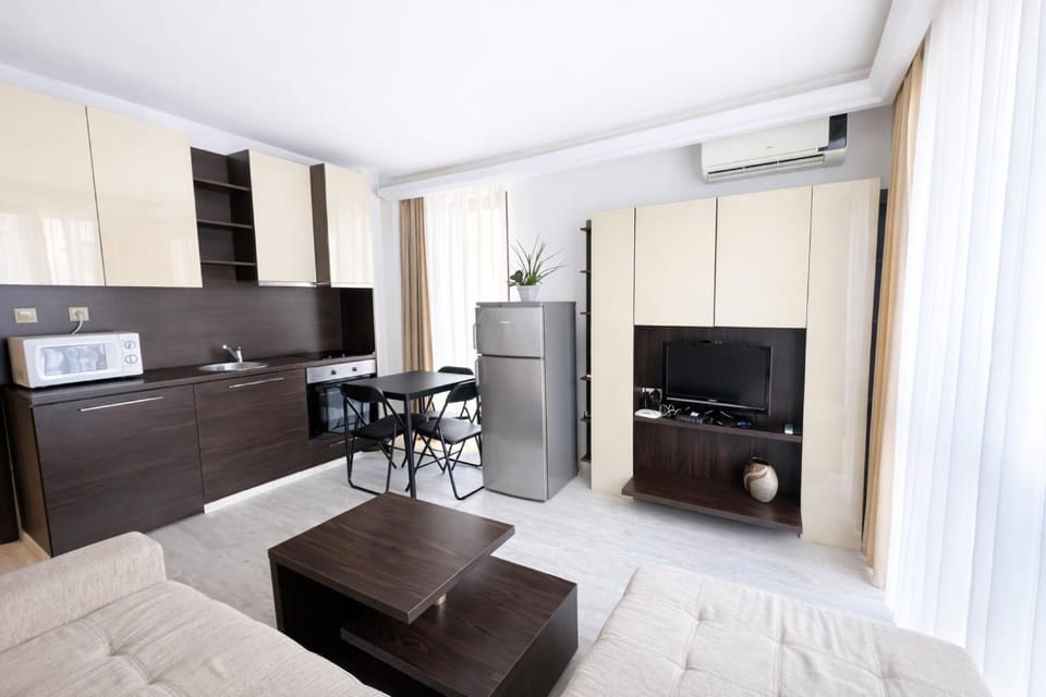 TV and multimedia, Kitchen or kitchenette, Living room, Dining area, oven, stove, air conditioner
