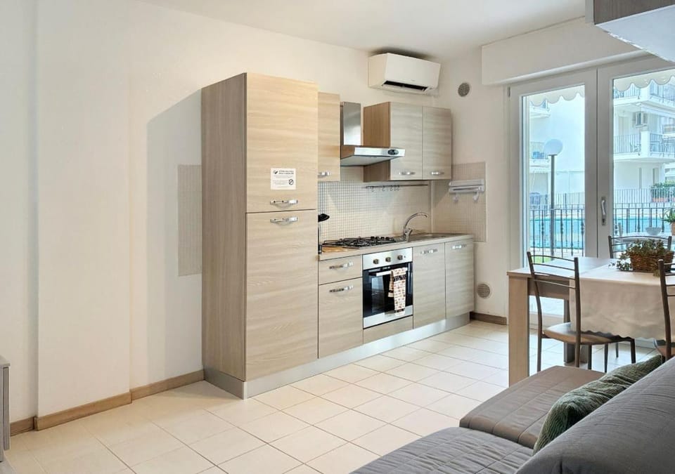 Kitchen or kitchenette, Living room, Seating area, Dining area, stove