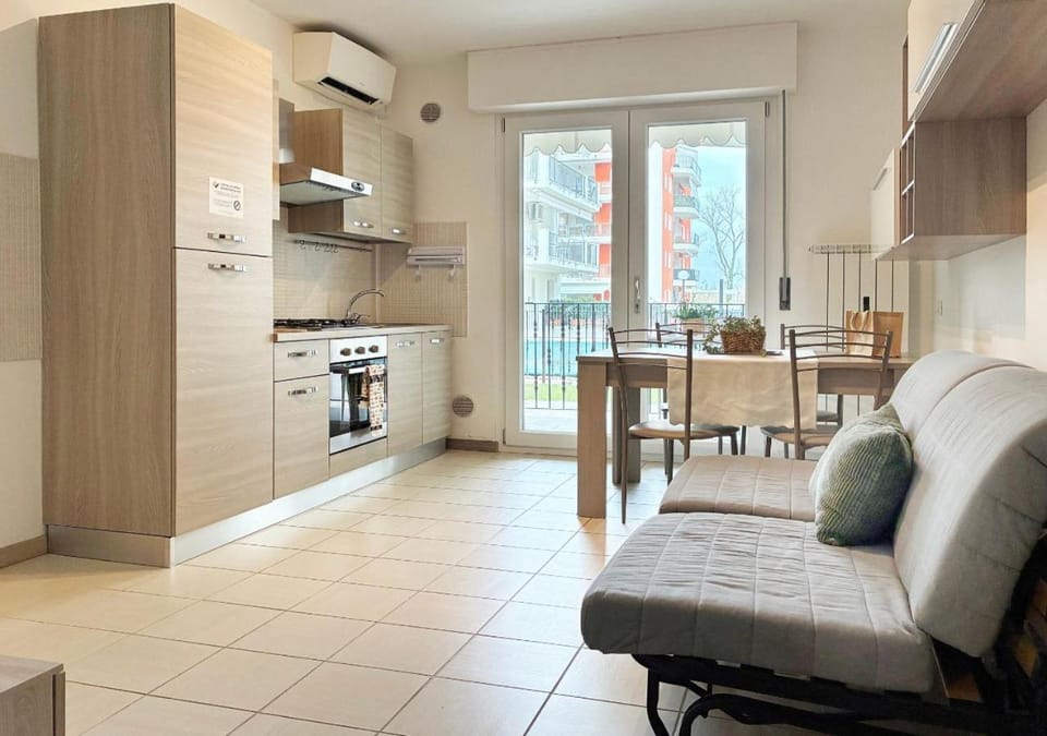 Kitchen or kitchenette, Seating area, Dining area, oven, stove