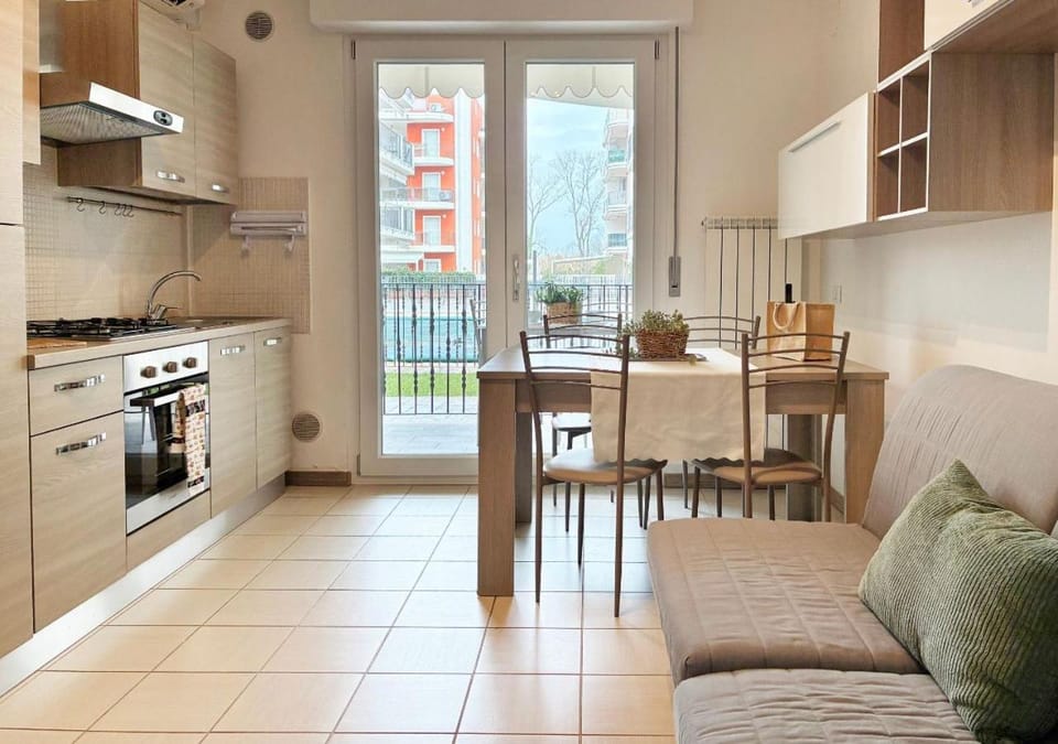 Kitchen or kitchenette, Living room, Seating area, Dining area, oven, stove
