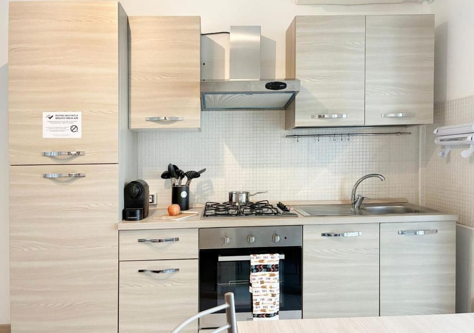 Coffee/tea facilities, Kitchen or kitchenette, stove