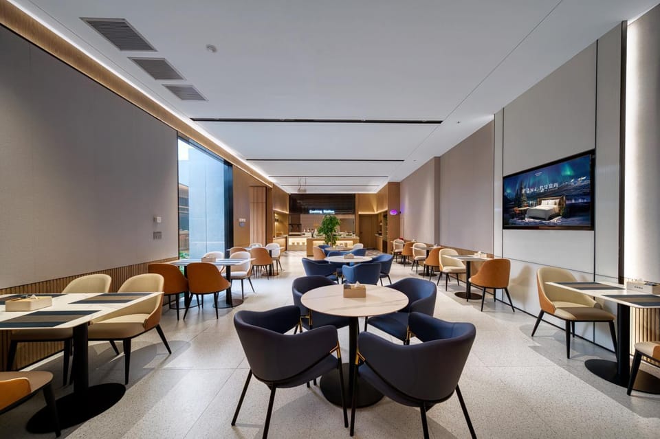 Restaurant/places to eat, TV and multimedia