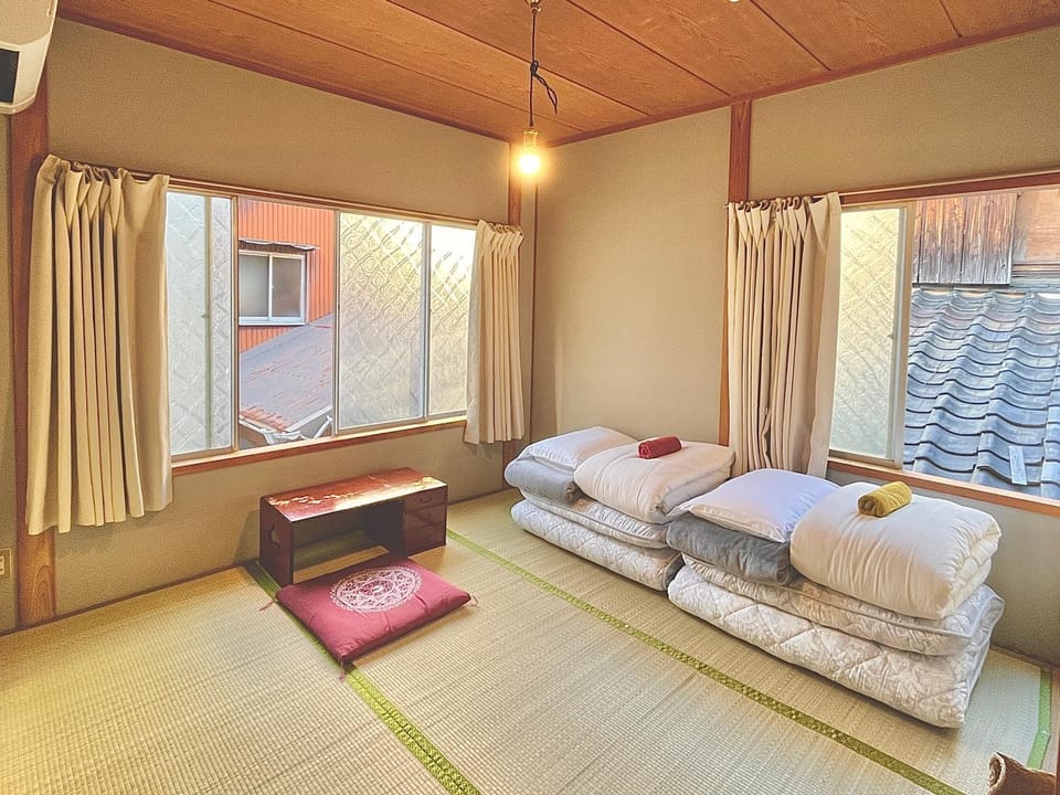 Photo of the whole room, Bedroom, towels