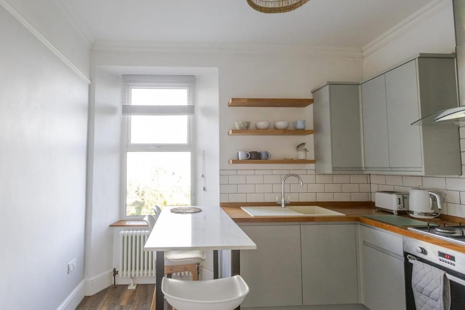 Stylish 3-Bed Home - 2 Mins to Beach & Town Apartment in England