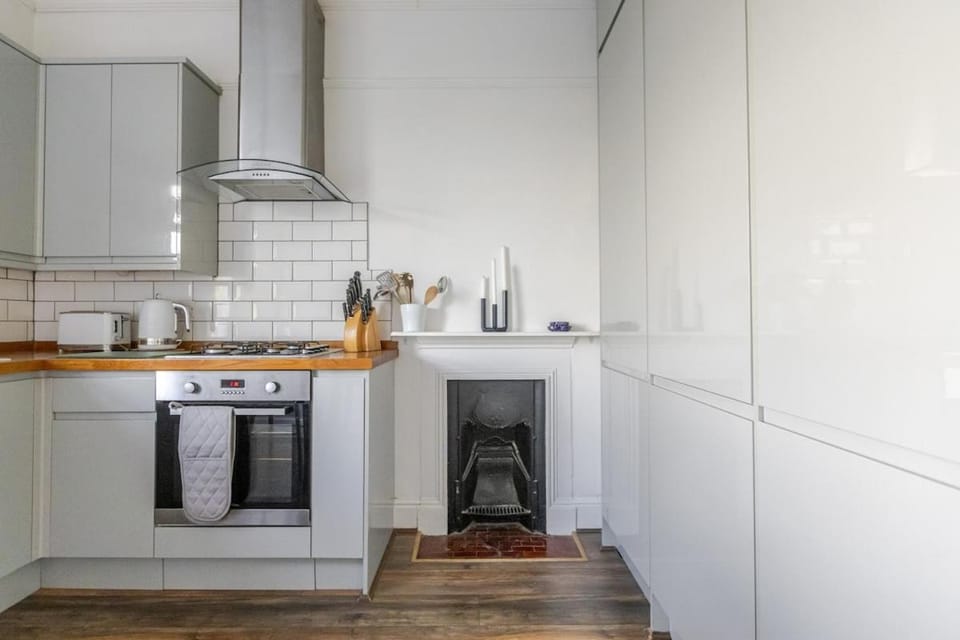 Stylish 3-Bed Home - 2 Mins to Beach & Town Apartment in England