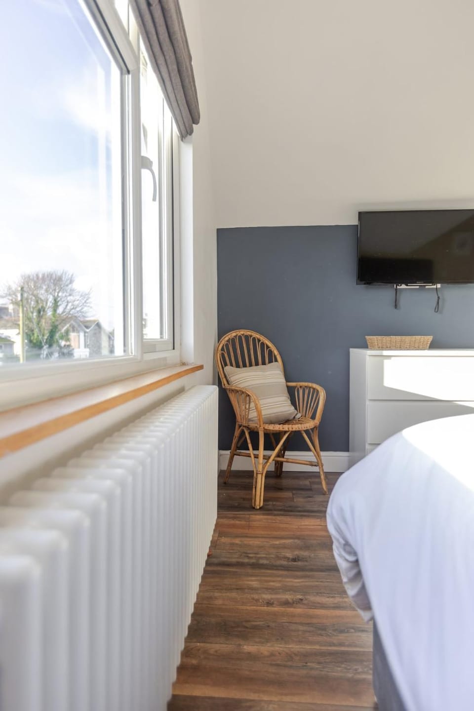 Stylish 3-Bed Home - 2 Mins to Beach & Town Apartment in England