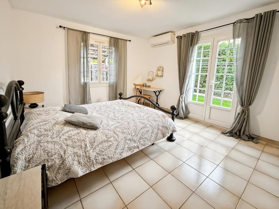 Appartement 2 pièces indépendant Piscine et jardin LA ROQUETTE SUR SIAGNE Apartment in French Riviera