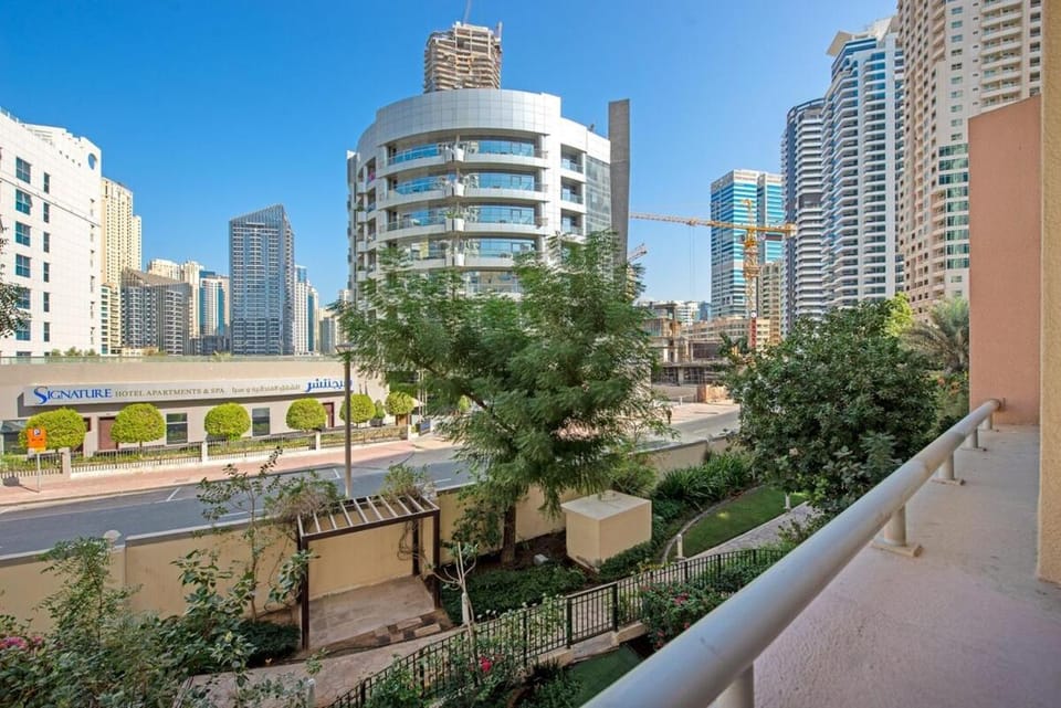 Free housekeeping visits during your stay - StayShort - Stylish 2BR Dubai Marina Stay Balcony Views House in Dubai