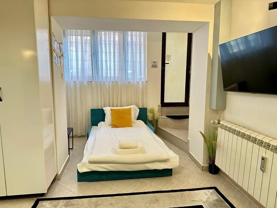 Photo of the whole room, Bedroom, Autumn, towels