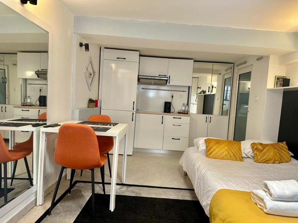 Living room, Photo of the whole room, Dining area, minibar, oven