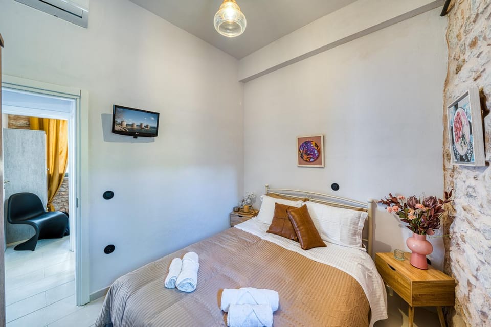 Bed, TV and multimedia, Photo of the whole room, Bedroom, towels
