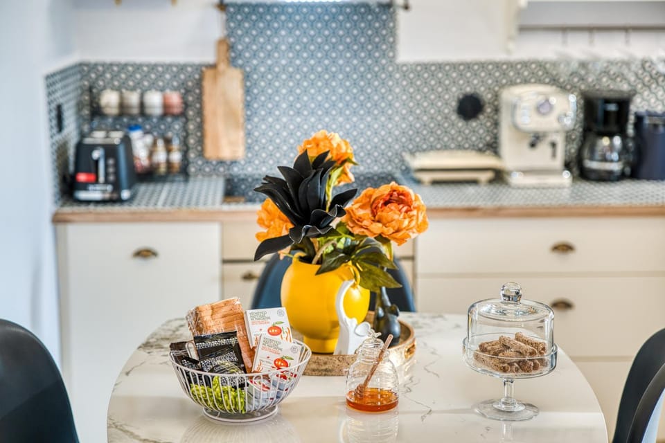 Coffee/tea facilities, Kitchen or kitchenette, Food and drinks, Dining area, Food