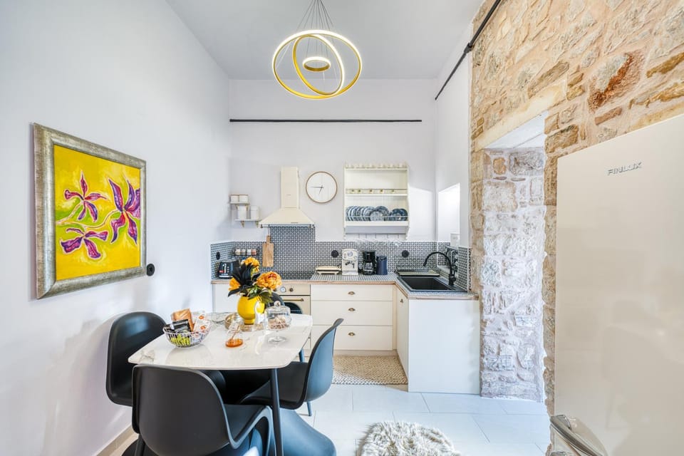Kitchen or kitchenette, Dining area, oven, stove