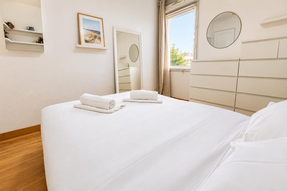 Bed, Photo of the whole room, Bedroom, towels