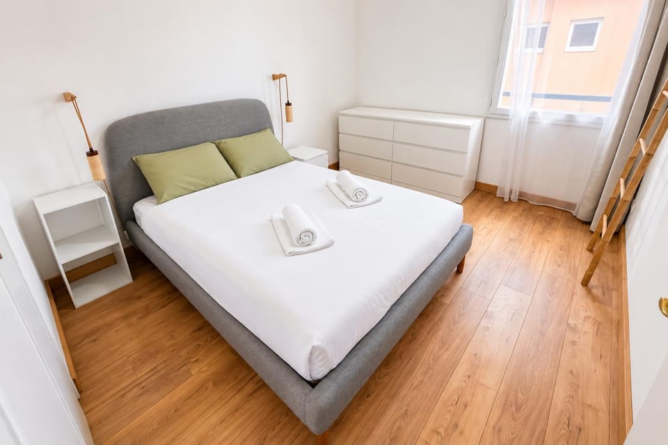 Bed, Photo of the whole room, Bedroom, towels
