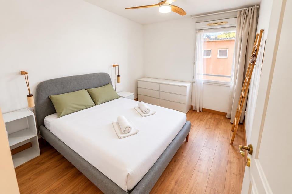 Bed, Photo of the whole room, Bedroom, towels