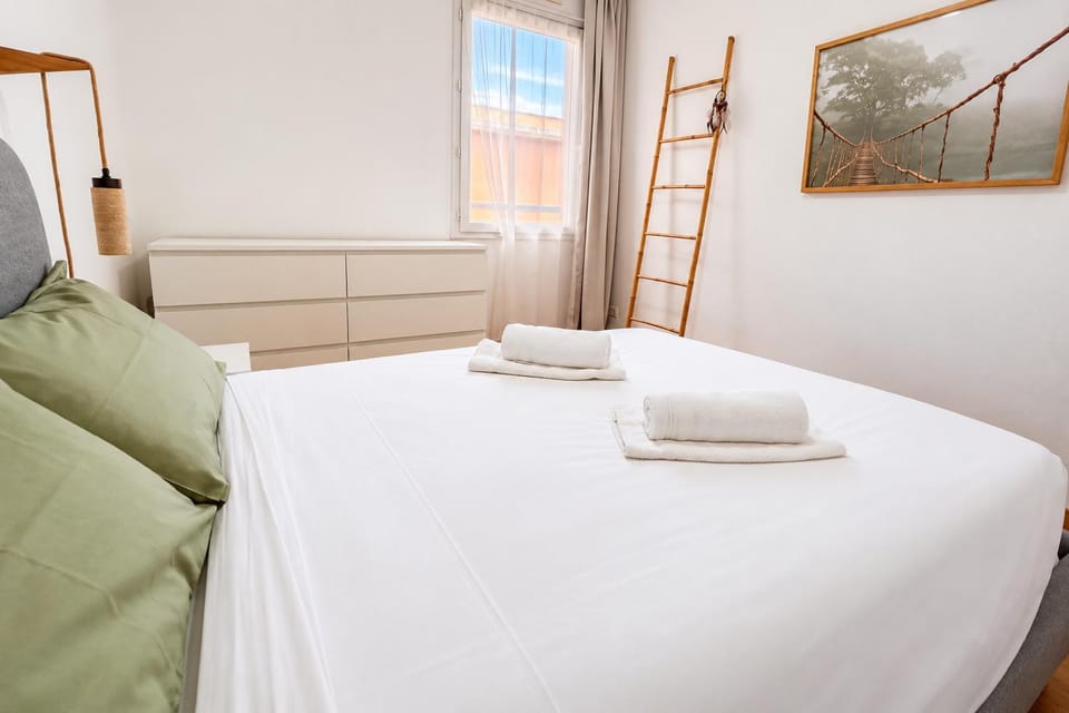 Bed, Photo of the whole room, Bedroom, towels
