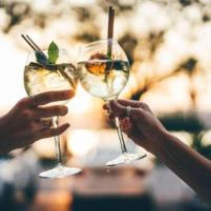 People, Food and drinks, Food, Guests, Drinks, Alcoholic drinks, group of guests