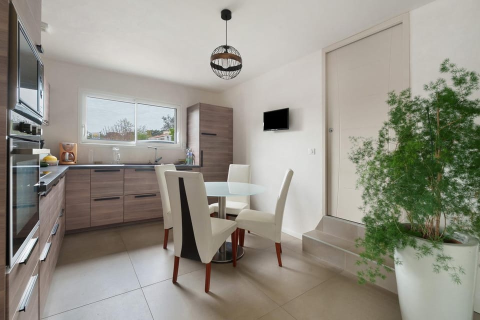 Property building, Kitchen or kitchenette, Living room