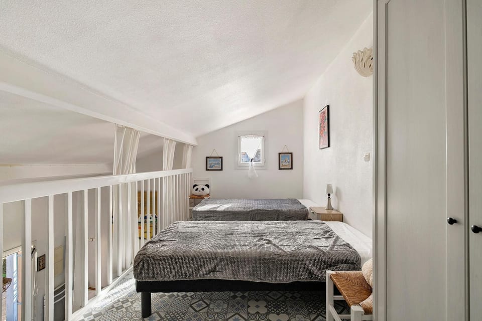 Property building, Living room, Bedroom