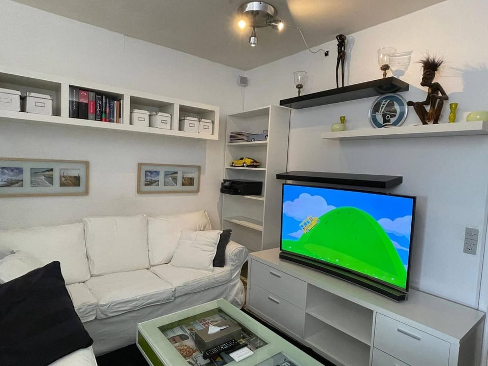 Communal lounge/ TV room, TV and multimedia, Living room