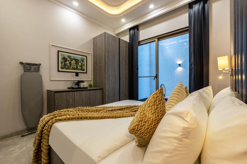Bed, Coffee/tea facilities, Photo of the whole room, Decorative detail, Bedroom, wardrobe