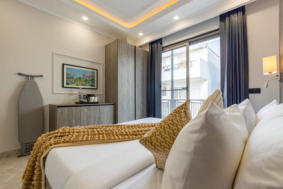 Bed, TV and multimedia, Coffee/tea facilities, Balcony/Terrace, Photo of the whole room, Decorative detail, Seating area, Bedroom, wardrobe