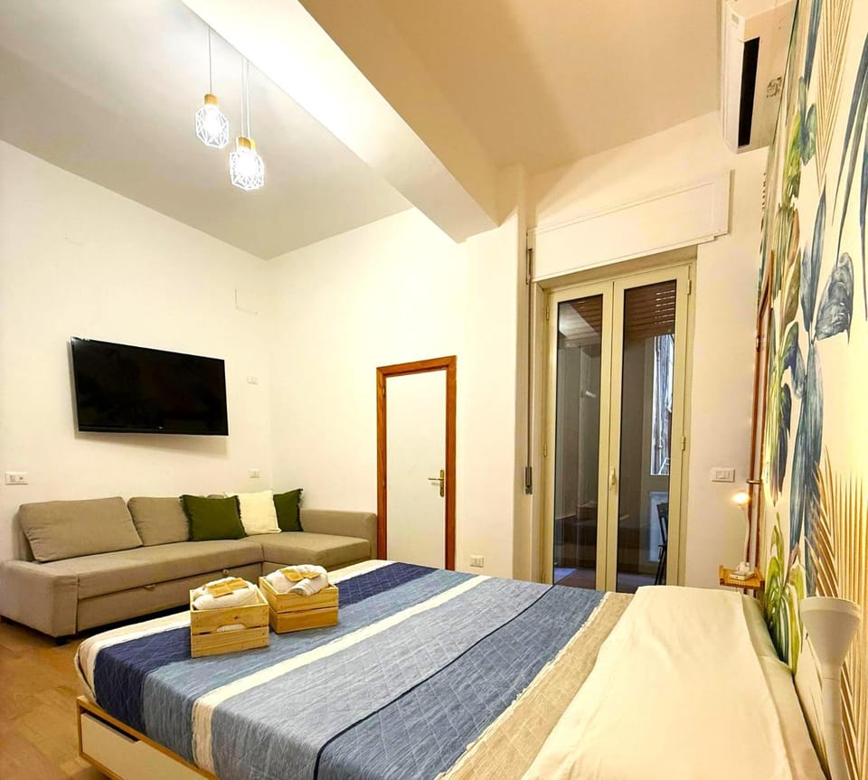 Communal lounge/ TV room, Bed, TV and multimedia, Photo of the whole room, Bedroom