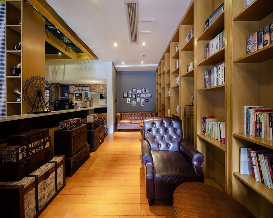 Communal lounge/ TV room, Library, Lobby or reception