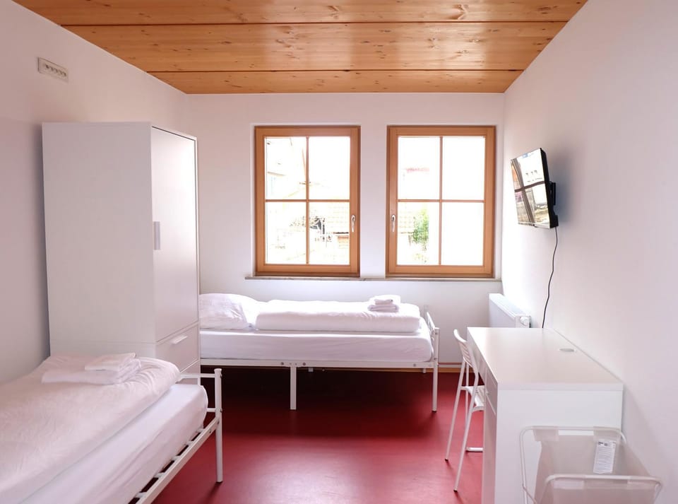 Bed, TV and multimedia, Bedroom