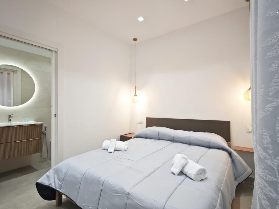 Bed, Bedroom, towels