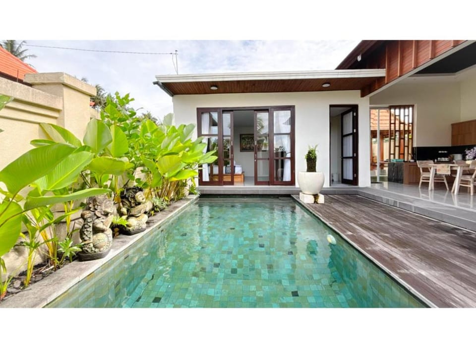 Property building, Day, Pool view, Swimming pool
